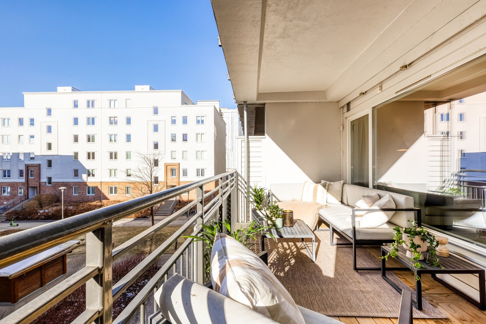 Dette er en lys og delikat 3-roms selveierleilighet beliggende i byggets 3. etasje med heisadkomst. Galleribilde