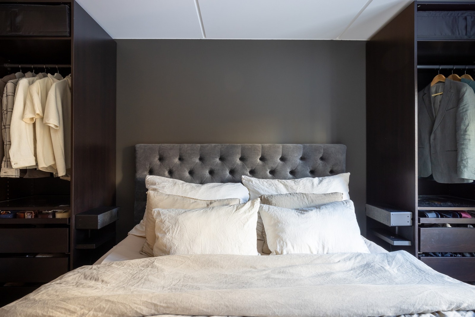 Godt utnyttet med garderobeløsninger samt nattbordshyller på hver side. Disse medfølger. Galleribilde