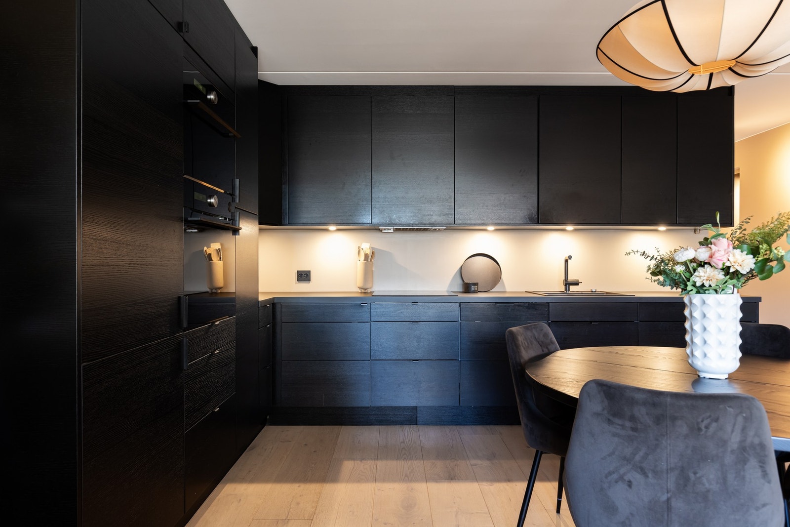 Lekkert kjøkken fra Epoq som er godt utnyttet og har mye skap- og benkeplass. Galleribilde