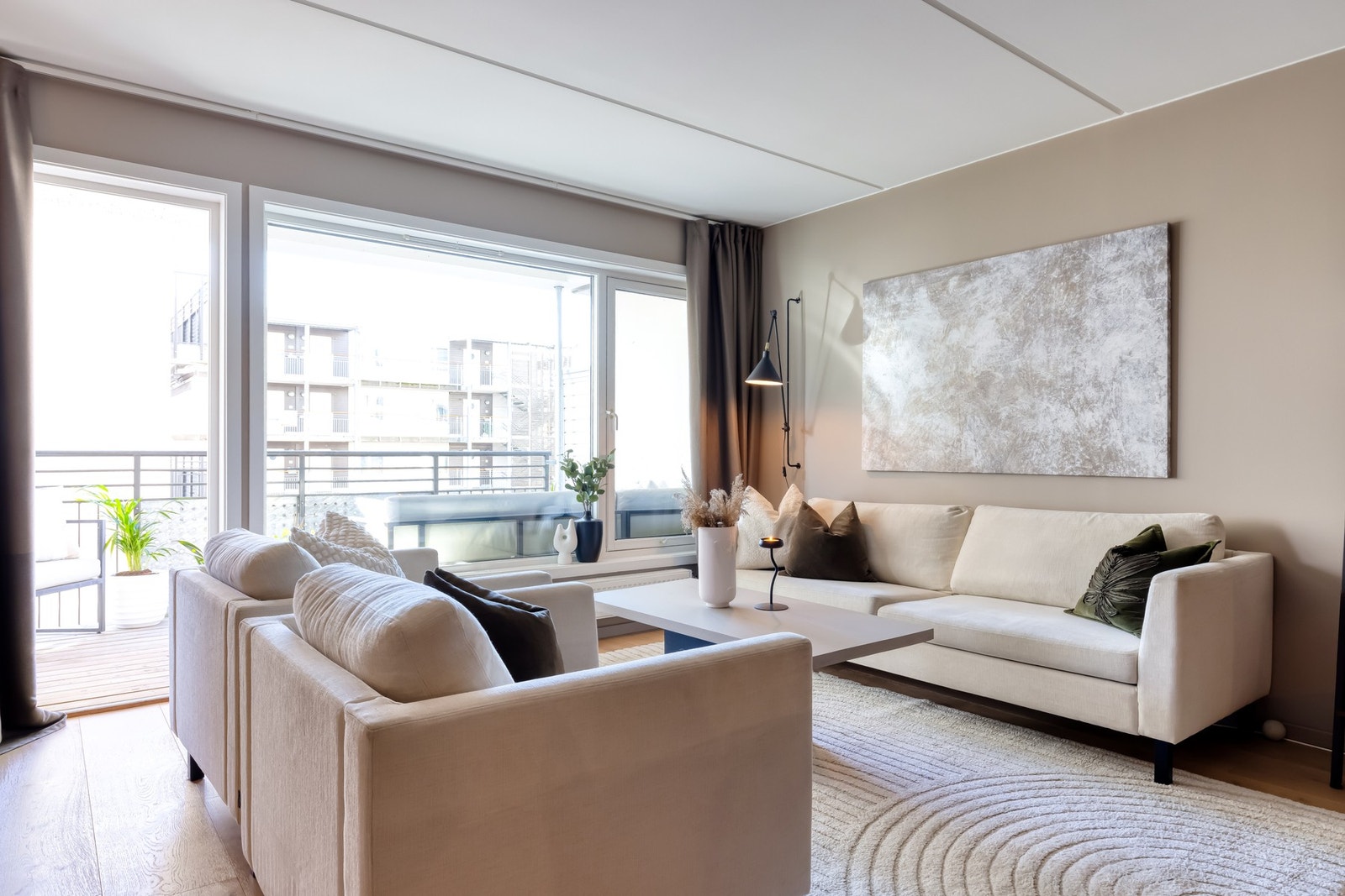 Innvendig vil du først og fremst legge merke til de store vindusflatene fra gulv til tak som gir en lys og luftig romfølelse. Galleribilde