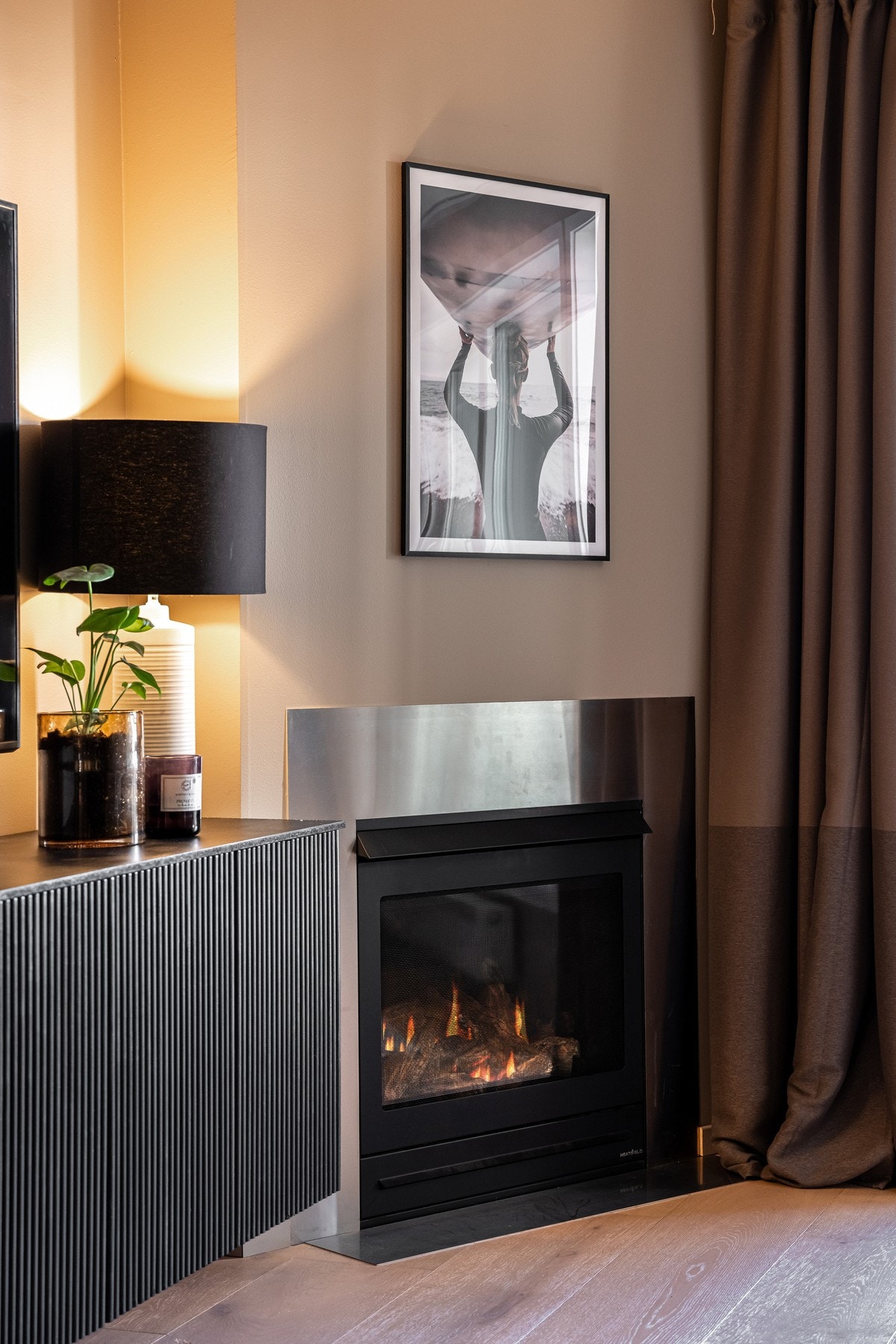 Til glede for de kaldere høst- og vinterdagene har stuen en hyggelig gasspeis plassert i hjørnet av rommet. Gass leveres fra felles anlegg og et a-konto beløp er inkludert i felleskostnadene. Galleribilde