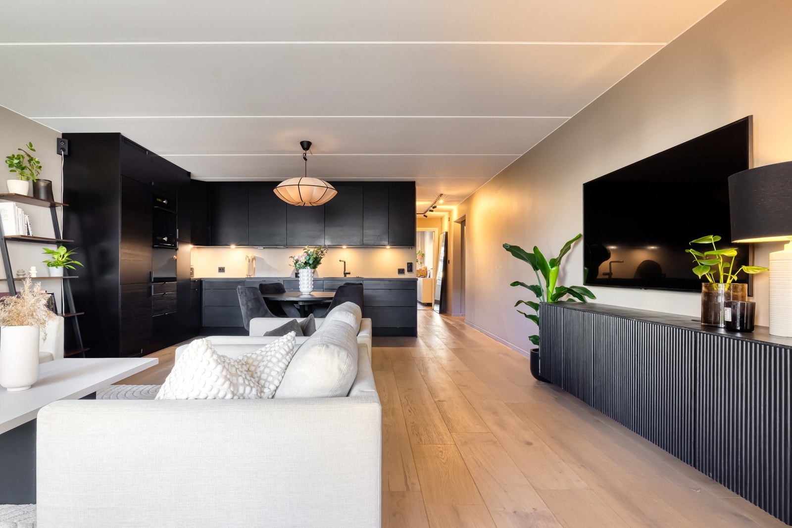 Videre medfølger integrerte hvitevarer som ovn, kombiovn, induksjonstopp og oppvaskmaskin. Galleribilde