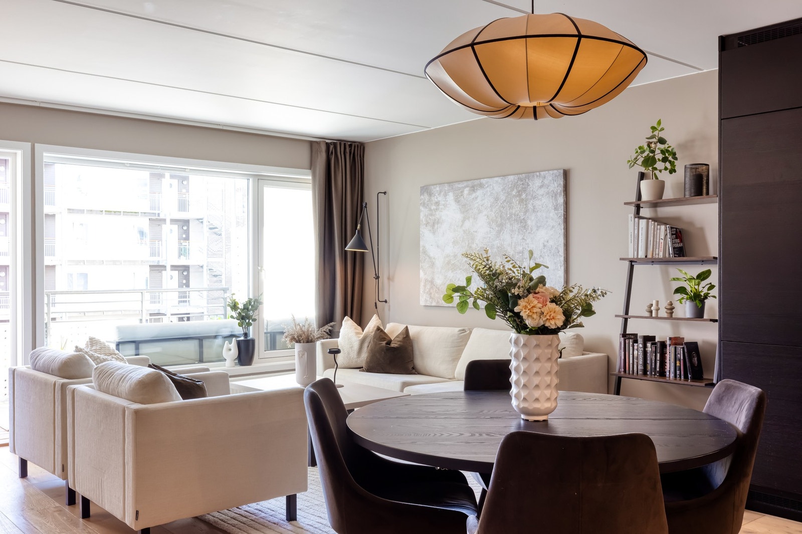 Oppholdsrommet har også plass til spisebord. Galleribilde