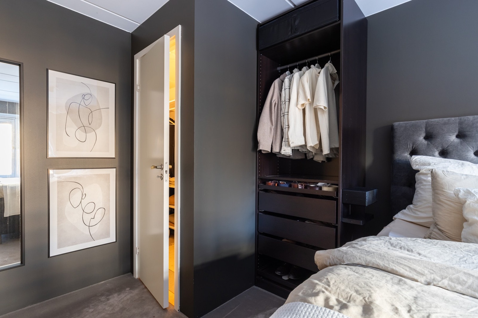 Med lunt vegg-til-vegg-teppe på gulv og delikate fargevalg på vegger vil du få hotell-følelsen når du skal legge deg. Galleribilde