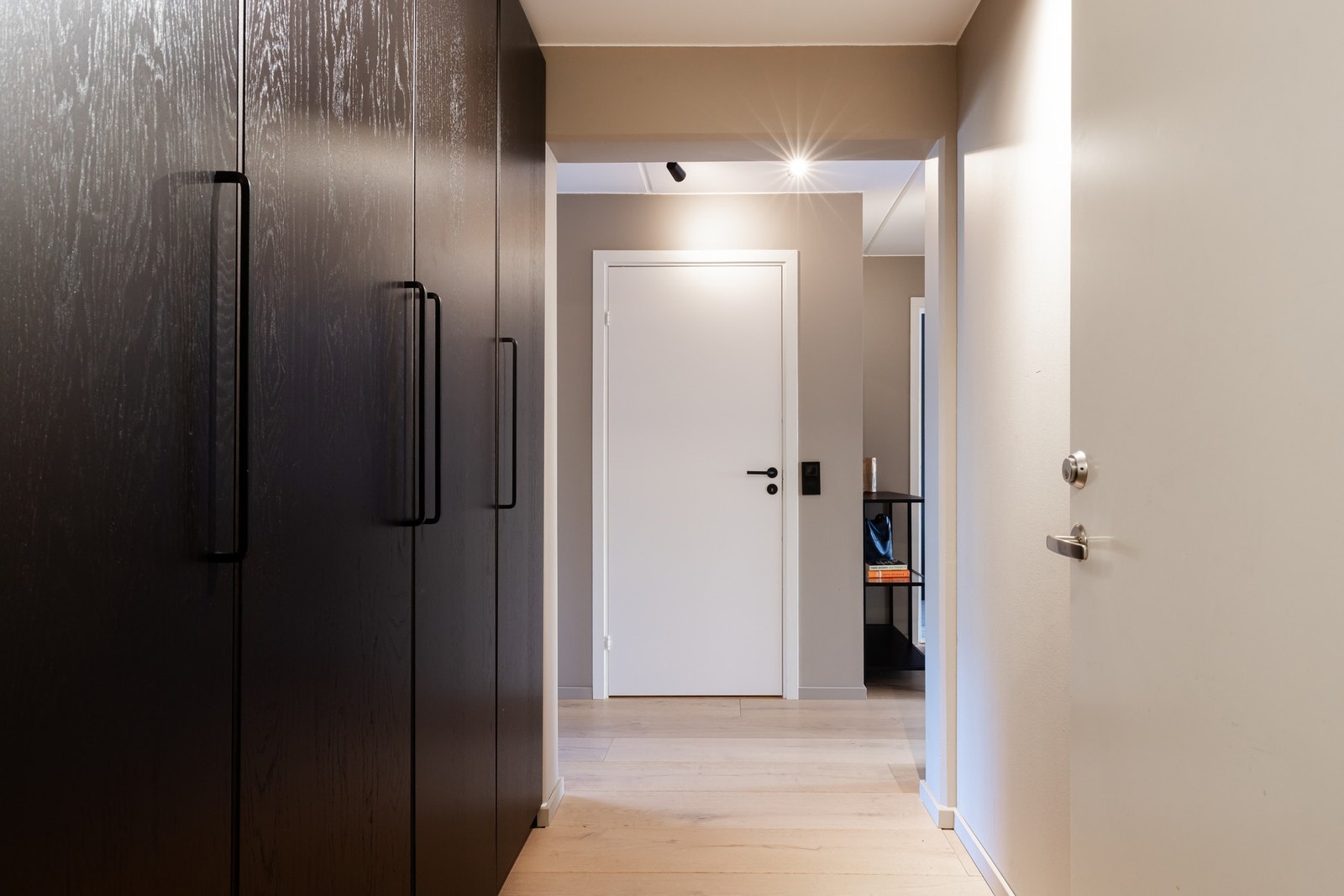 Romslig garderobeløsning i entréen medfølger. Av ekstern lagring følger kjellerbod på 5 kvm. Galleribilde