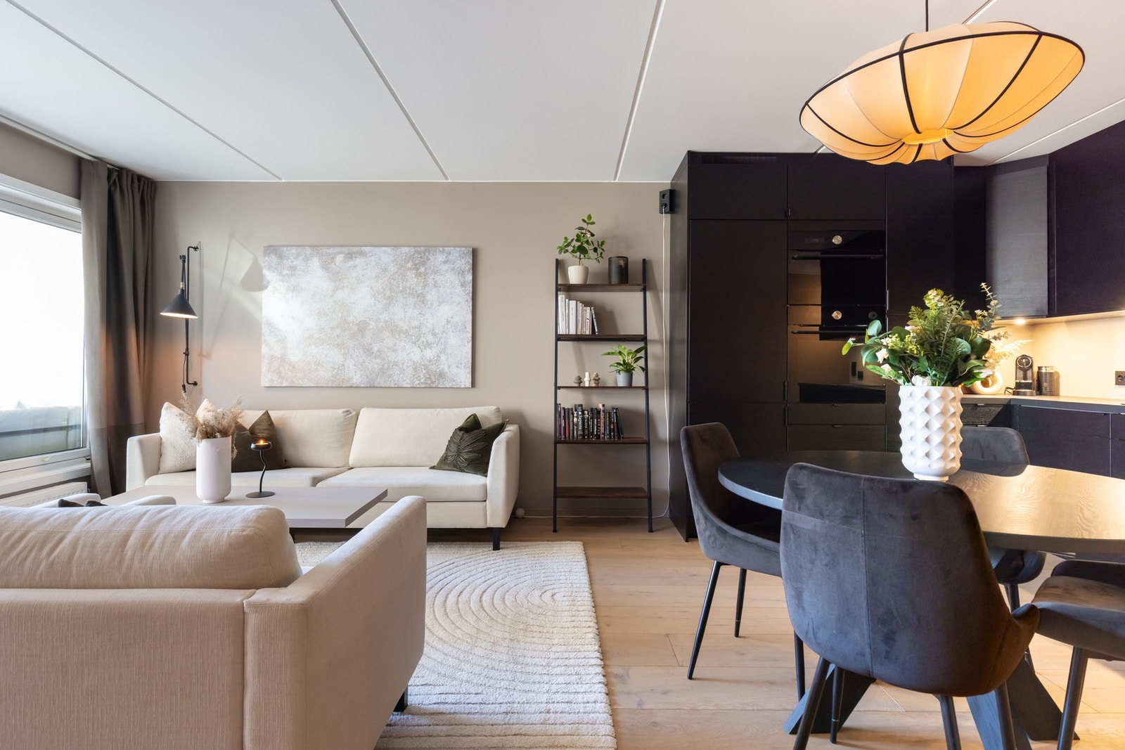 Inviter venner og familie til hyggelige sammenkomster. Galleribilde