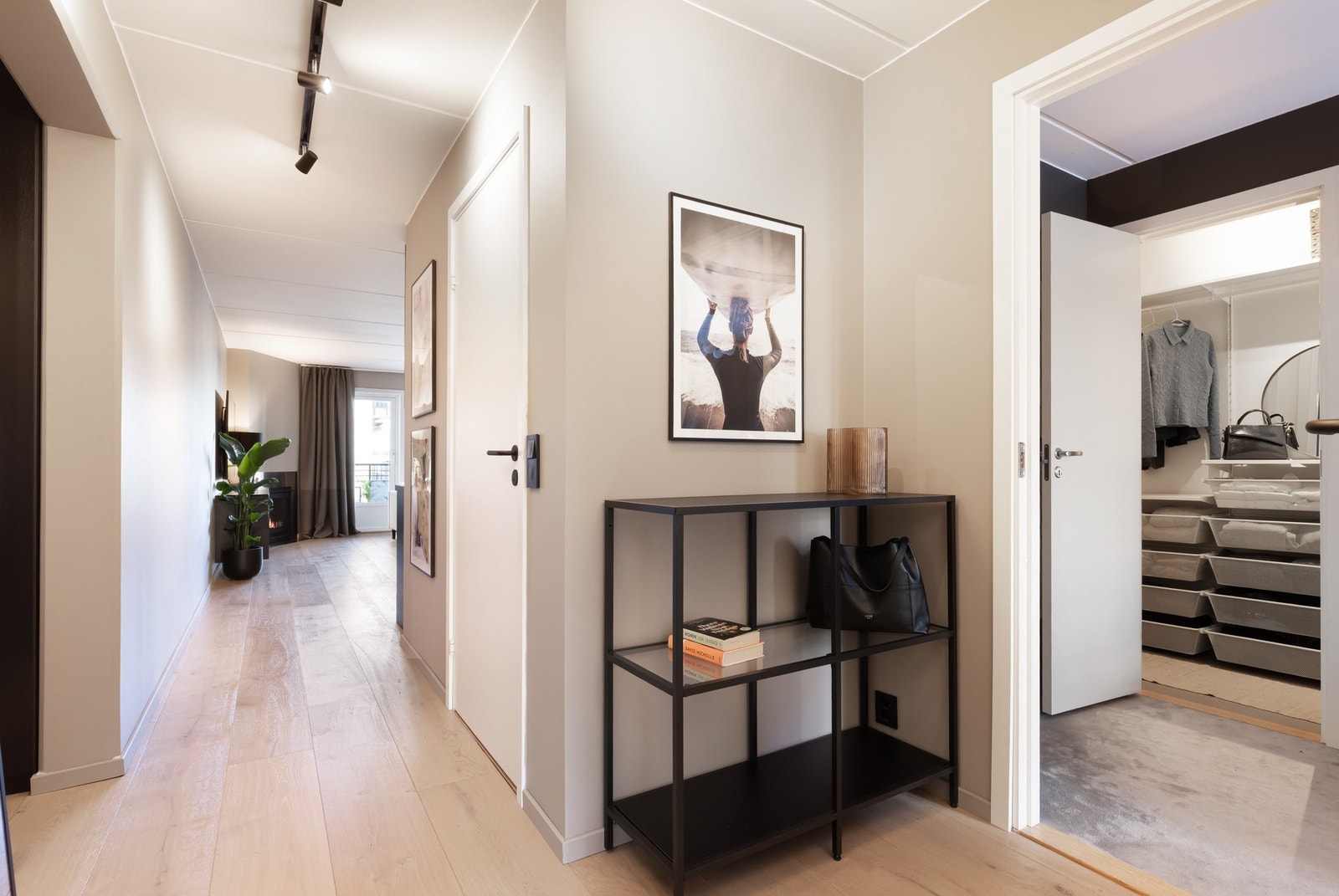 Entréen er knutepunktet i boligen og gir tilgang til alle rommene. Galleribilde