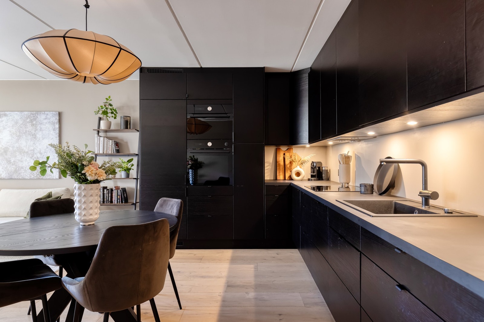 Det er montert benkeskapsbelysning og stikkontakter. Galleribilde