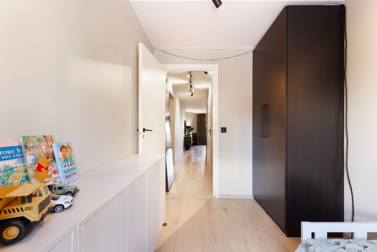 Garderobeskapet blir stående også her. Galleribilde