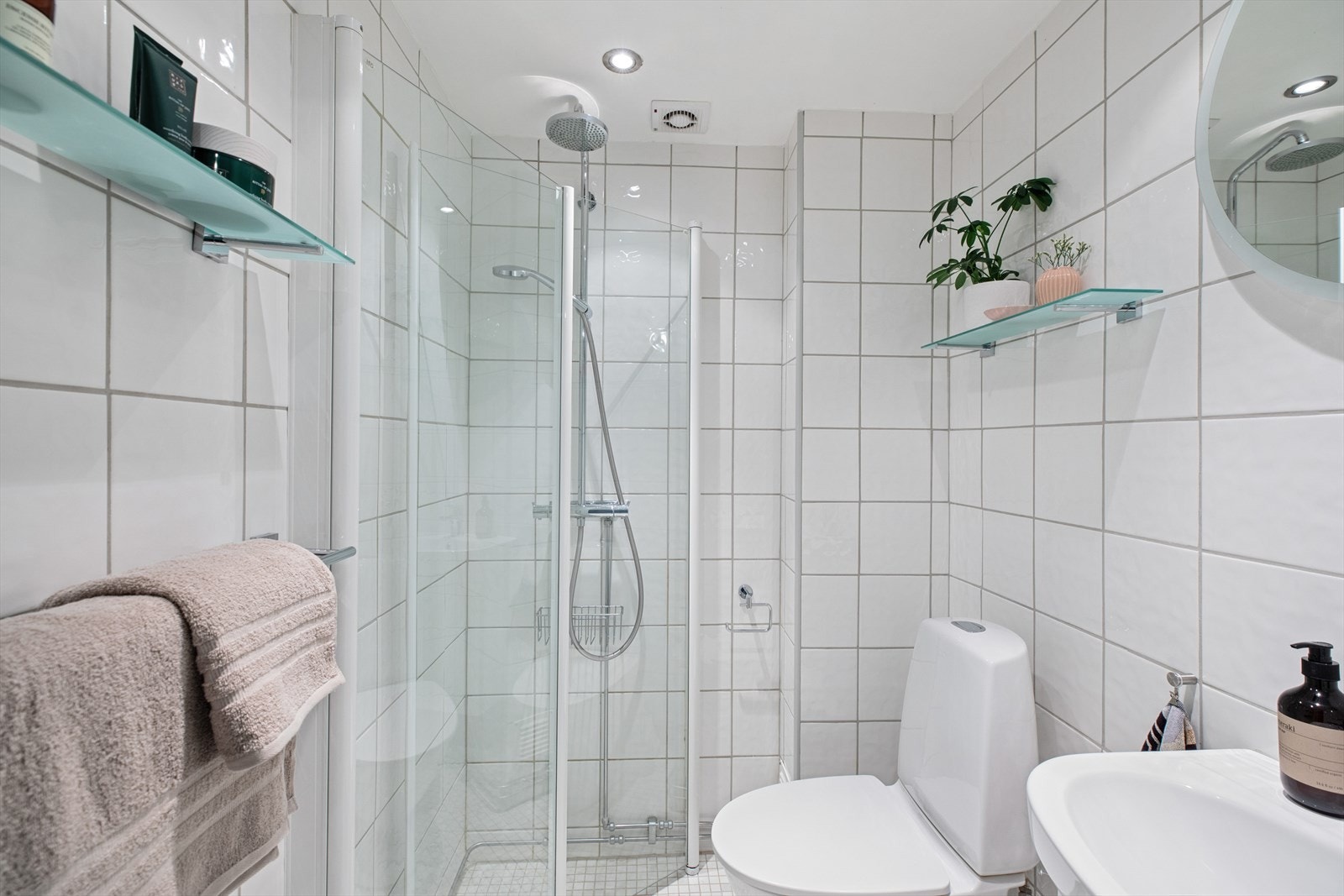 Det er praktiske, innfellbare dusjvegger. Det er ikke vaskemaskin på badet, men er lagt opp på soverommet. Det er montert waterguard. Galleribilde