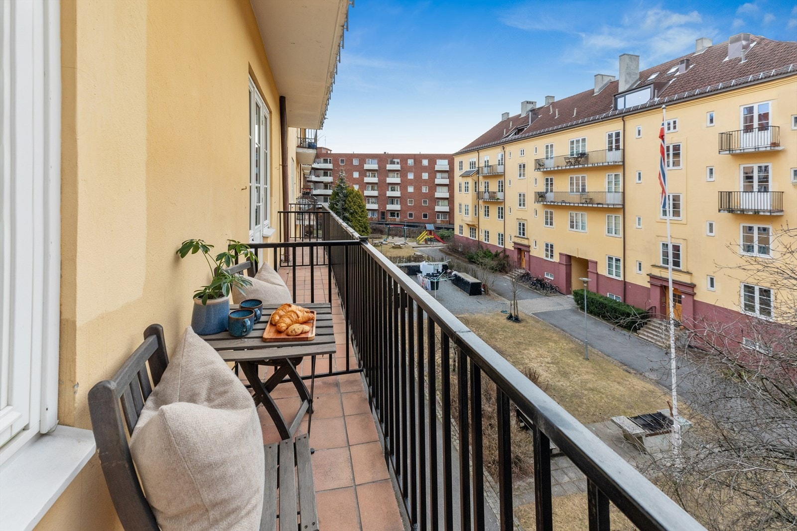 Leiligheten har en fin balkong med utsikt mot rolig og hyggelig bakgård. Galleribilde