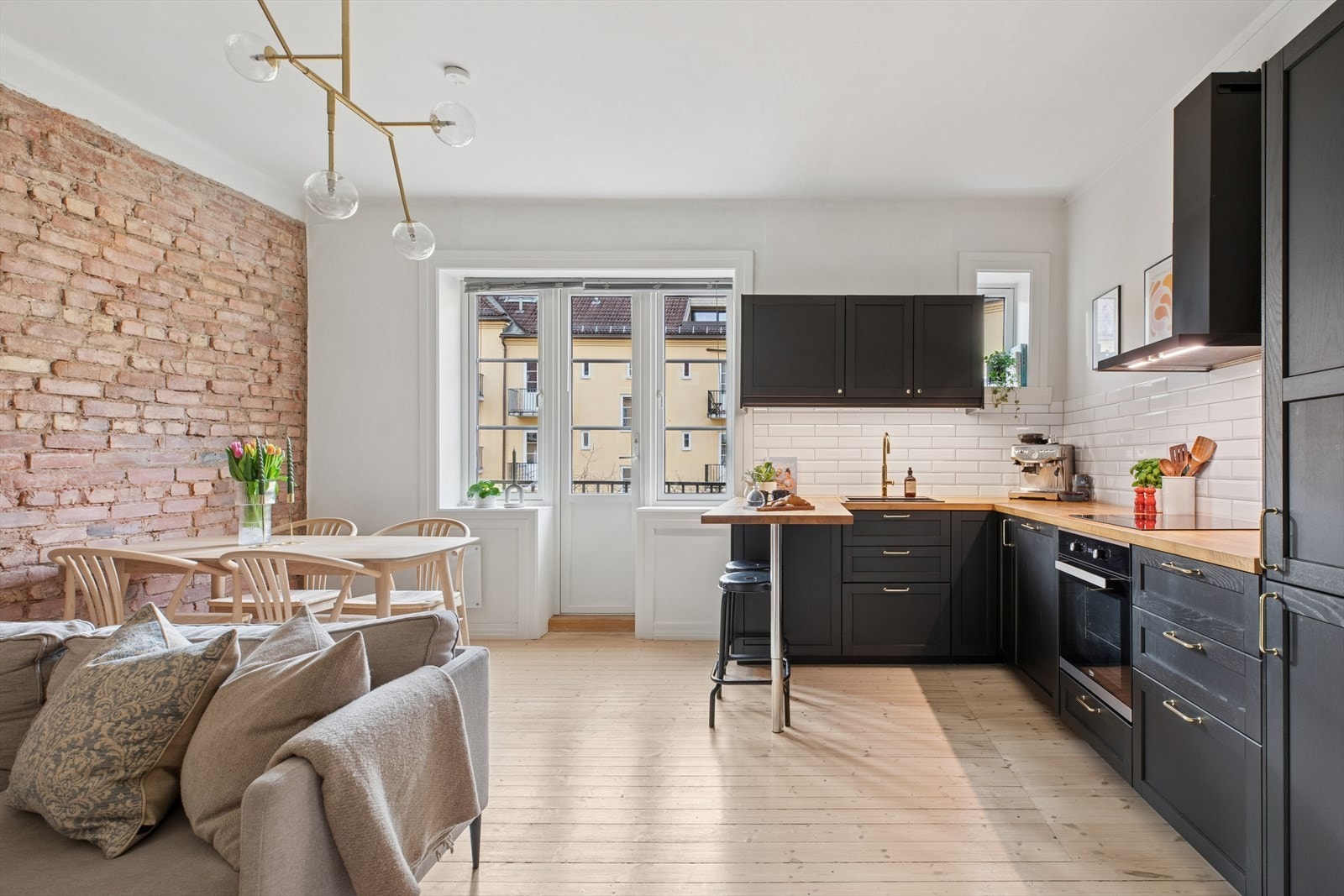 Store vinduer slipper godt med lys inn i rommet. Galleribilde