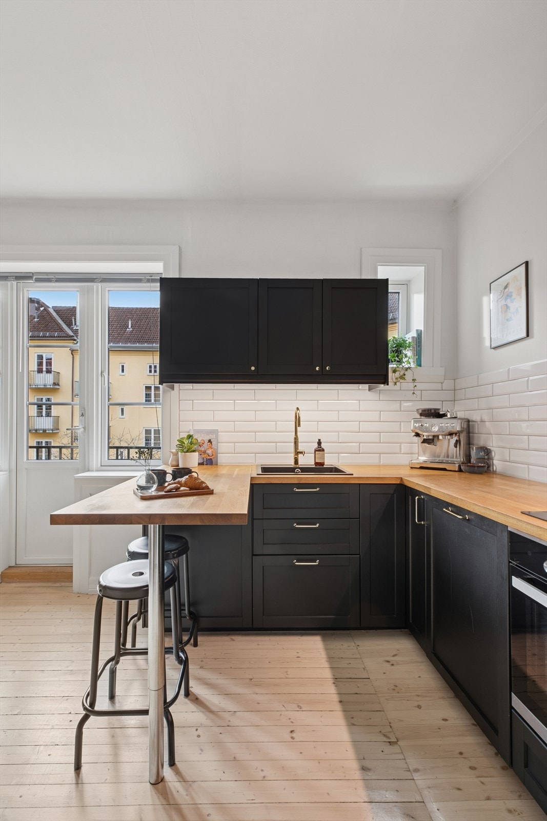 Smart benkeløsning med gir både rom for matlaging og sitteplass. Galleribilde