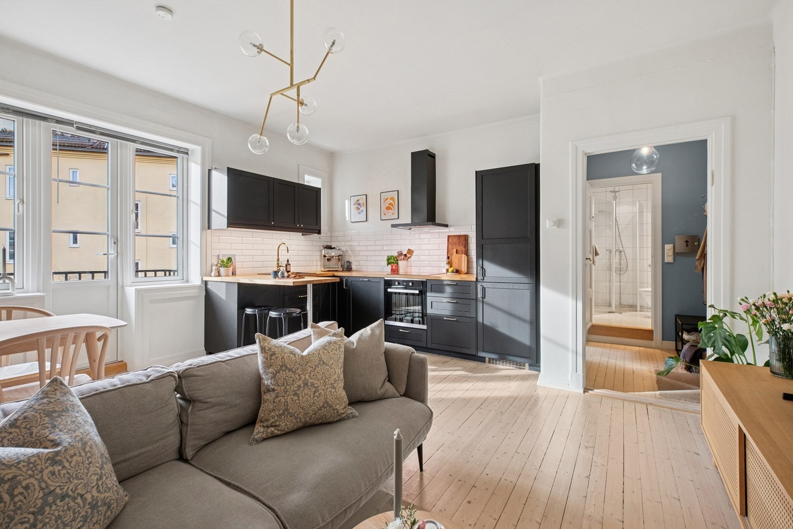 Kjøkken og stue ligger i en åpen og sosial løsning. Galleribilde