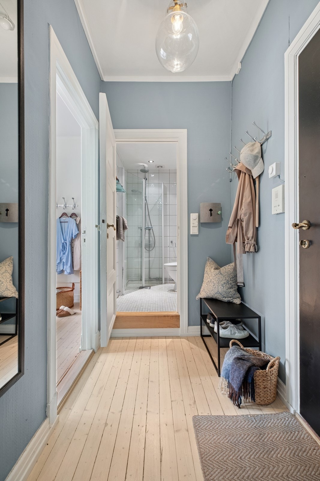 Leiligheten har en romslig entré med plass til å henge fra seg yttertøy og sette fra seg sko. Galleribilde