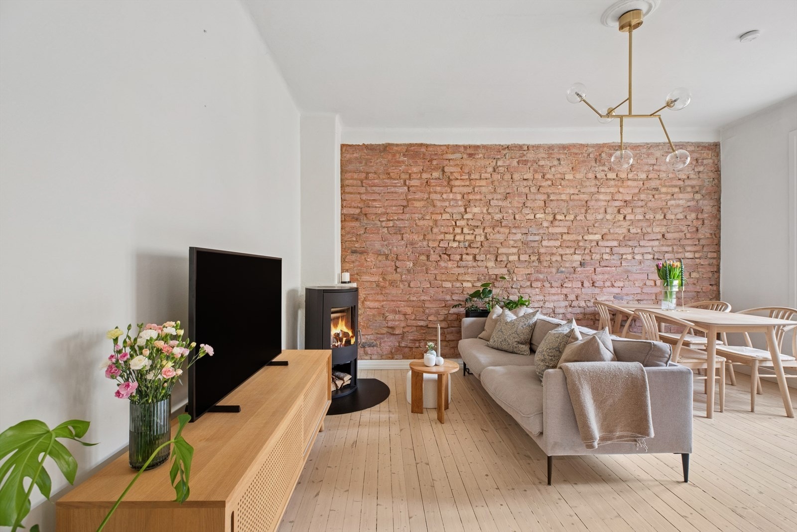 Det er originale tregulv og teglsteinsvegg som gir leiligheten er flott utrykk mot det moderne. Galleribilde