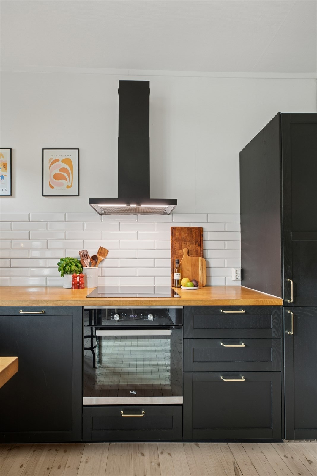 Kjøkkenet har integrerte hvitevarer med kjøleskap/fryser, oppvaskmaskin, platetopp og stekeovn. Galleribilde