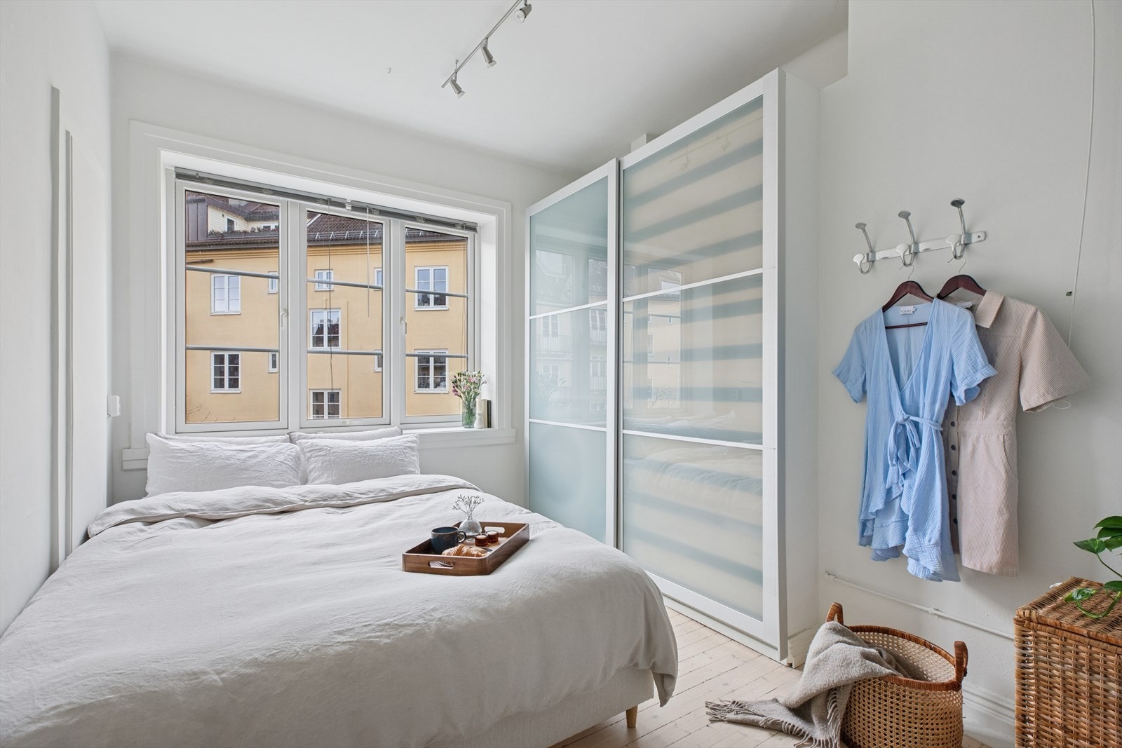 Leiligheten byr på et romslig og fint soverom med praktisk skyvedørsgarderobe. Galleribilde