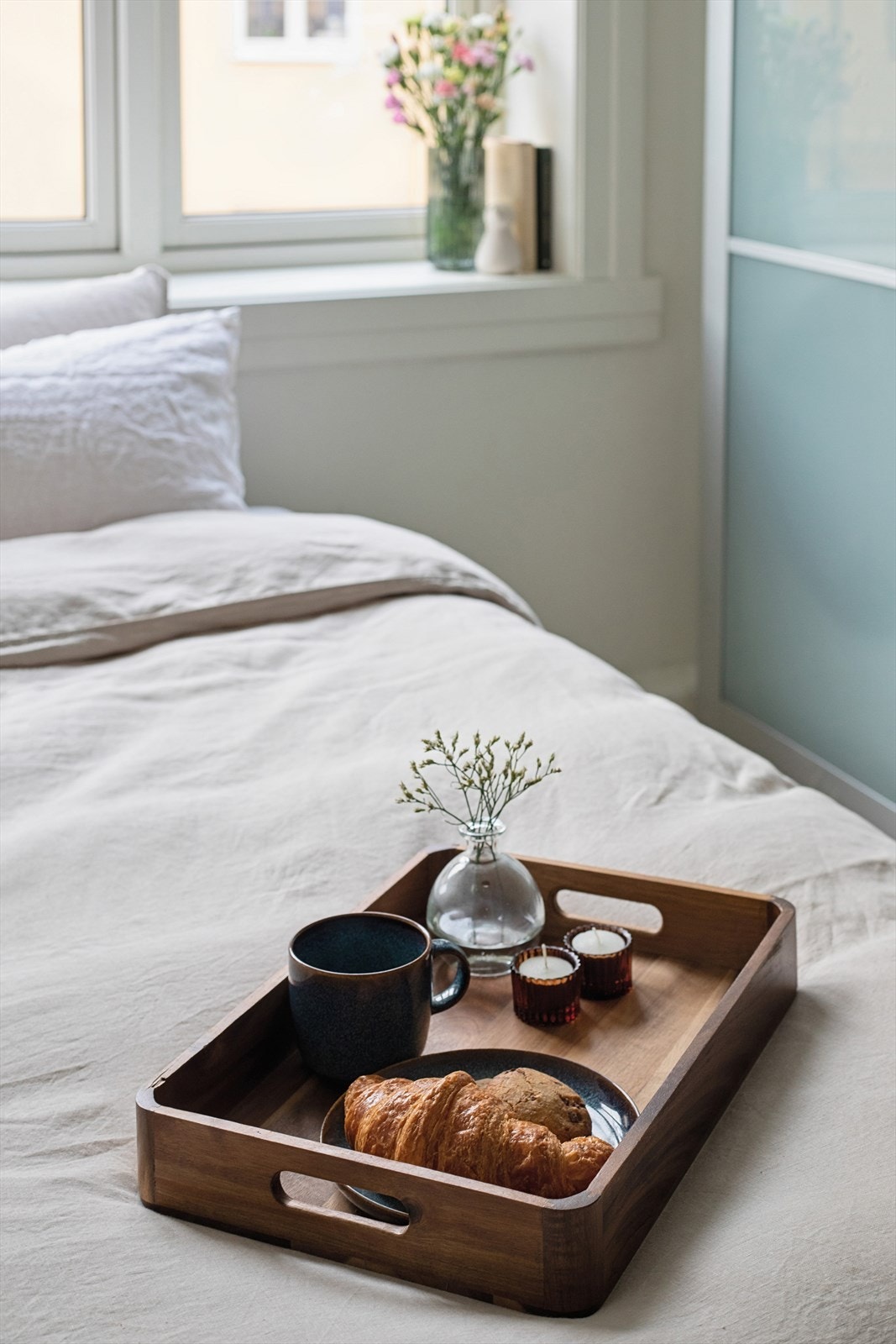 Her har du god plass til dobbeltseng og tilhørende møblement, samt godt med klesoppbevaring i skyvedørsgarderobe. Galleribilde