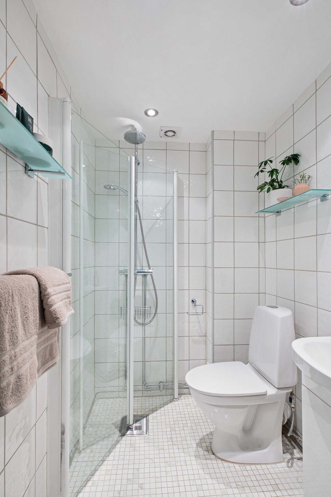 Leiligheten har et delikat, flislagt baderom med behagelig gulvvarme. Galleribilde