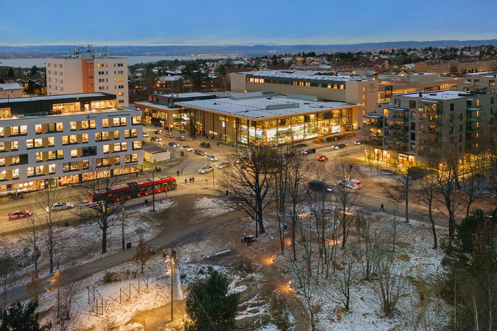 Ved senteret er det også t-bane forbindelse, bibliotek og treningssenter. Galleribilde