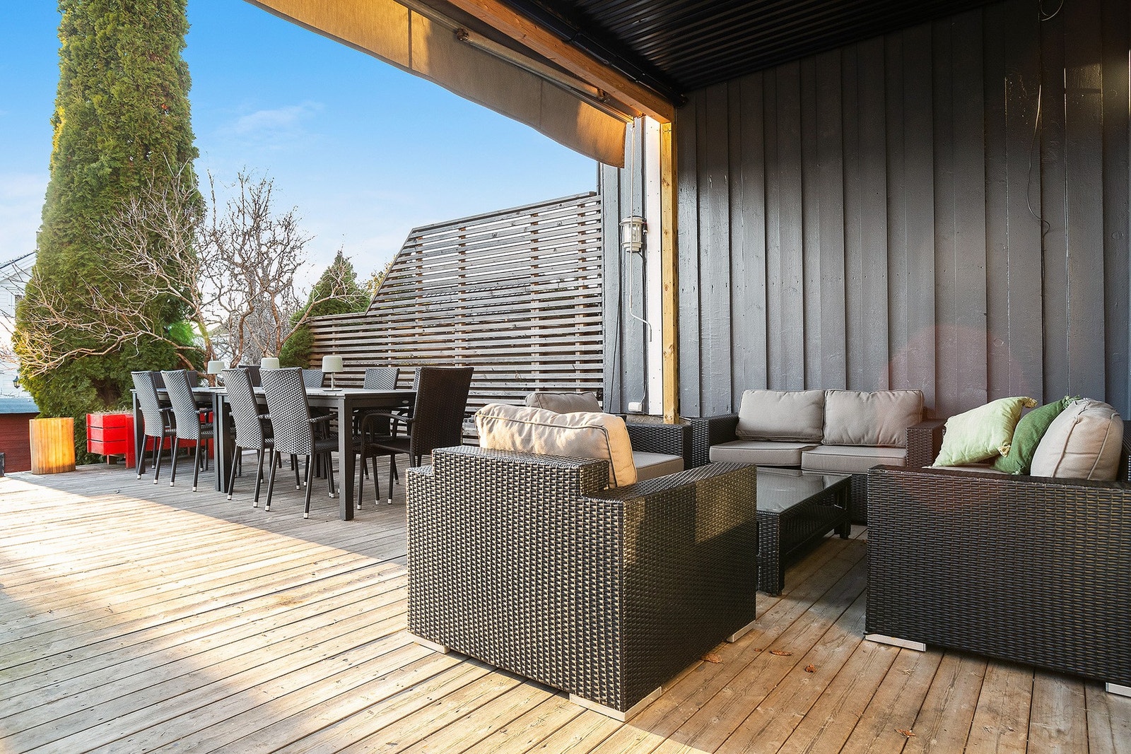 Stor og delvis overbygget terrasse. Usjenert og solrikt. Galleribilde