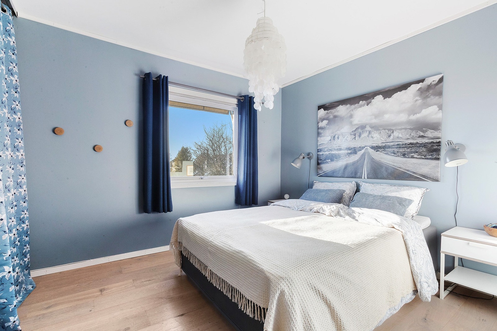 Romslig hovedsoverom med stor garderobe løsning. Galleribilde