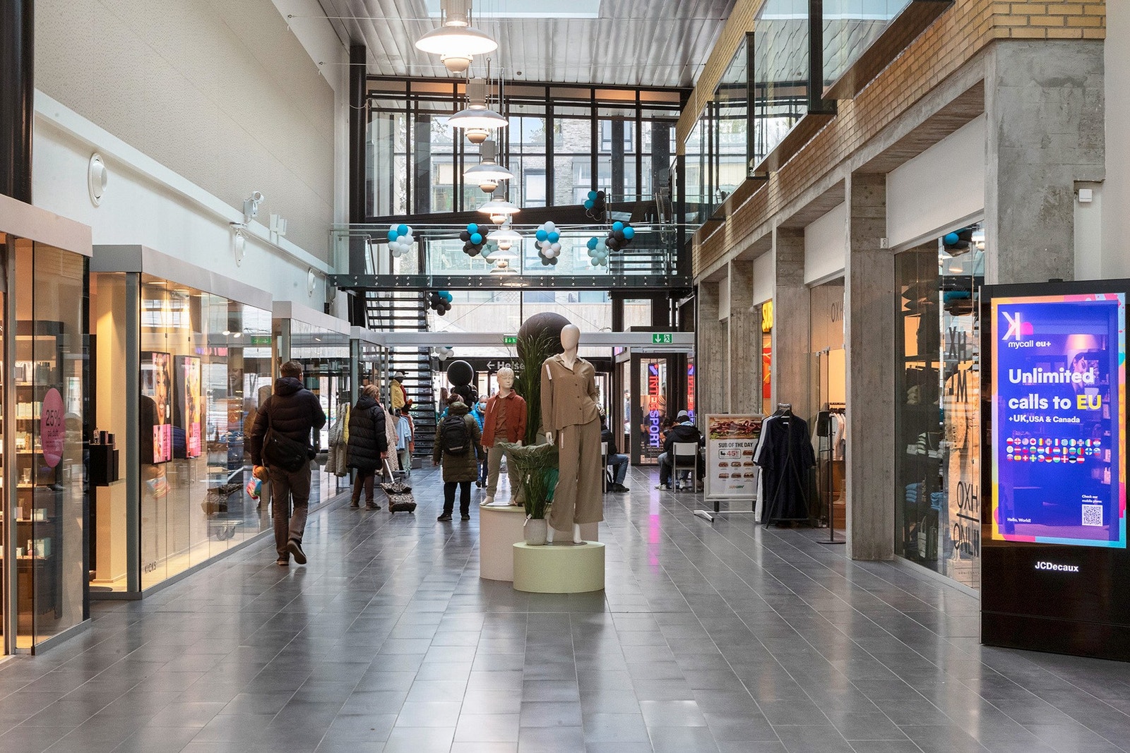 Senteret har et stort utvalg av butikker, serveringssteder, cafeer, kino, vinmonopol,m.m. Galleribilde