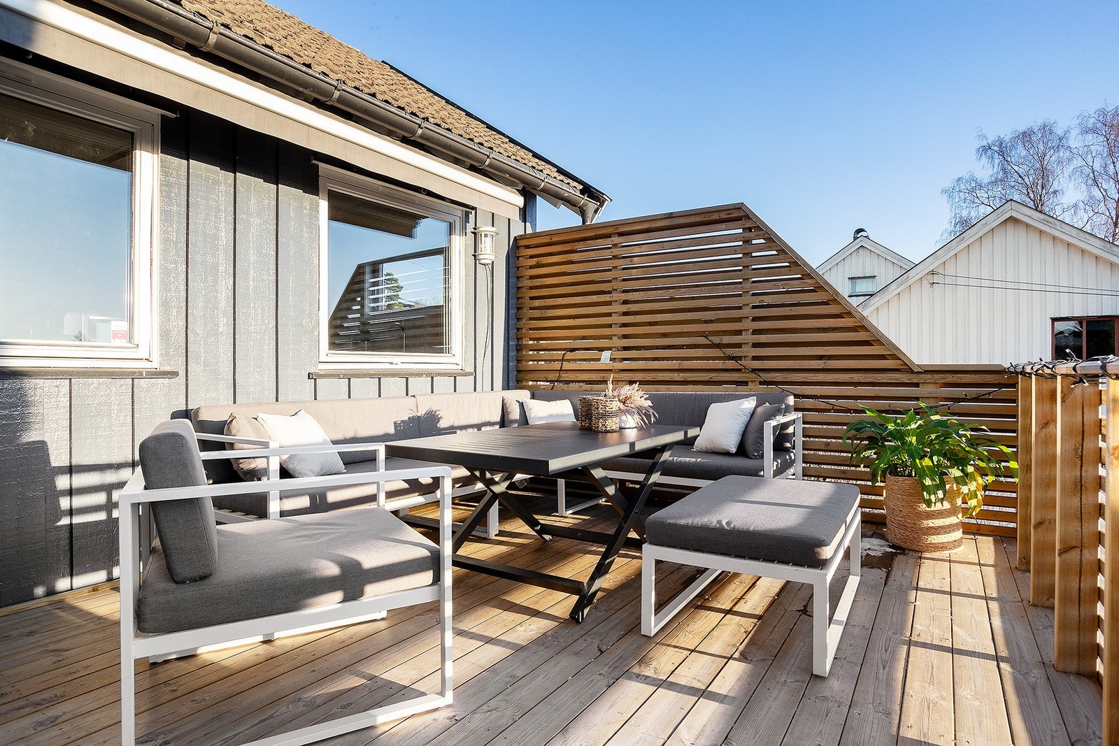 Usjenert og solrik terrasse i 2. etasjen. Galleribilde