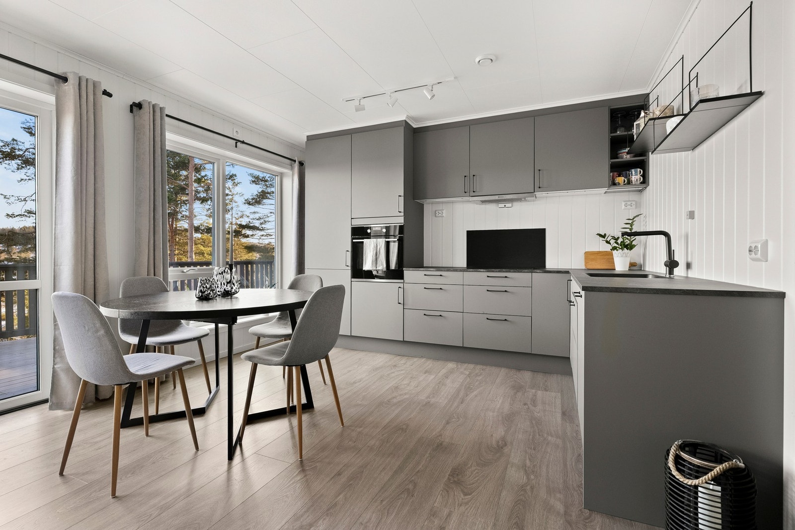 Stilig grått kjøkken fra Aubo. Glatte fronter og laminat benkplate. Galleribilde