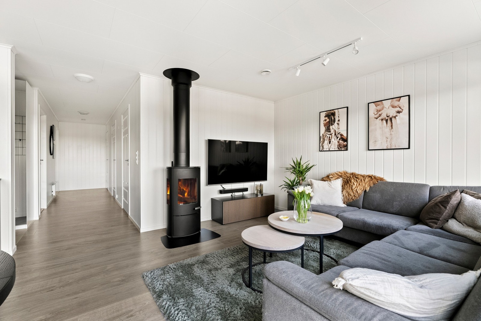Slitesterkt laminat på gulv, panelplater på vegg og takess i himling. Galleribilde