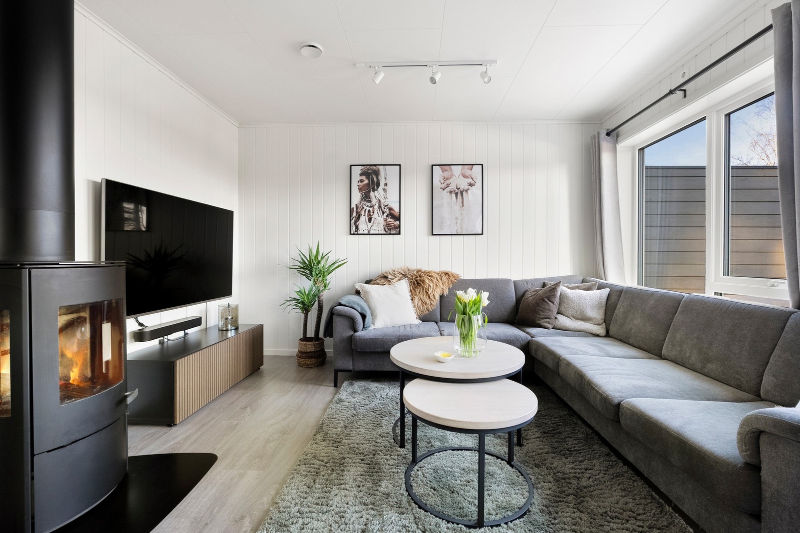 Boligen har vedovn, varmekabler, panelovn og balansert ventilasjon for god oppvarming. Galleribilde