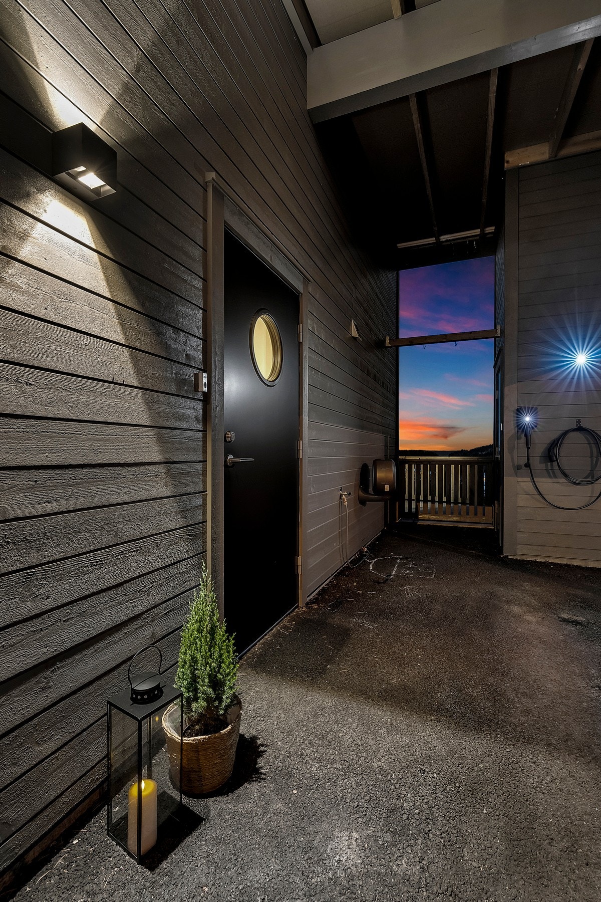 Godt belyst uteområde fremfor boligen med takoverbygg. Galleribilde