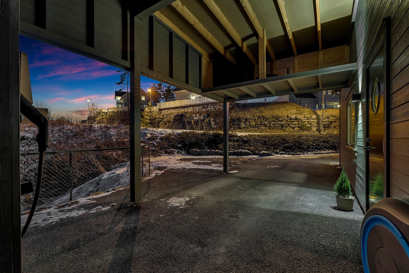 Carport med plass til 1 og 1/2 bil. Det er gruset på siden av boligen som gir 3 ekstra parkeringer. Galleribilde
