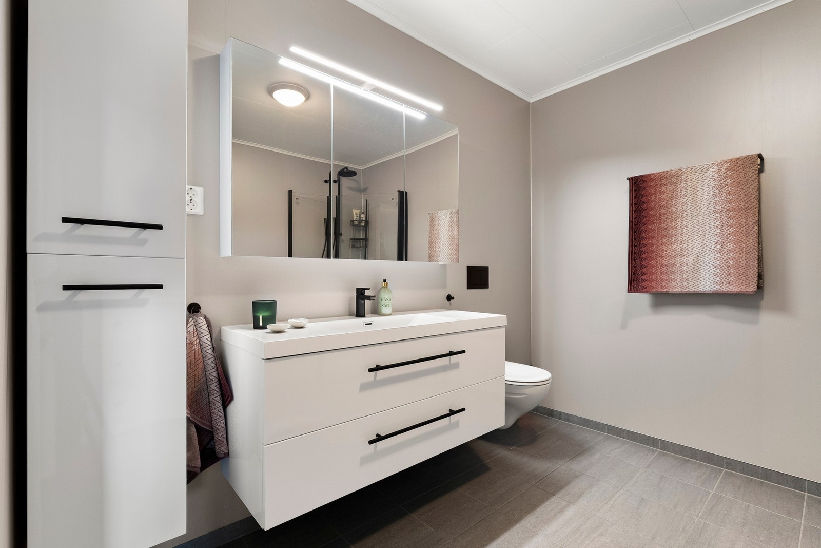 Badet er flislagt og har elektrisk gulvvarme. Galleribilde
