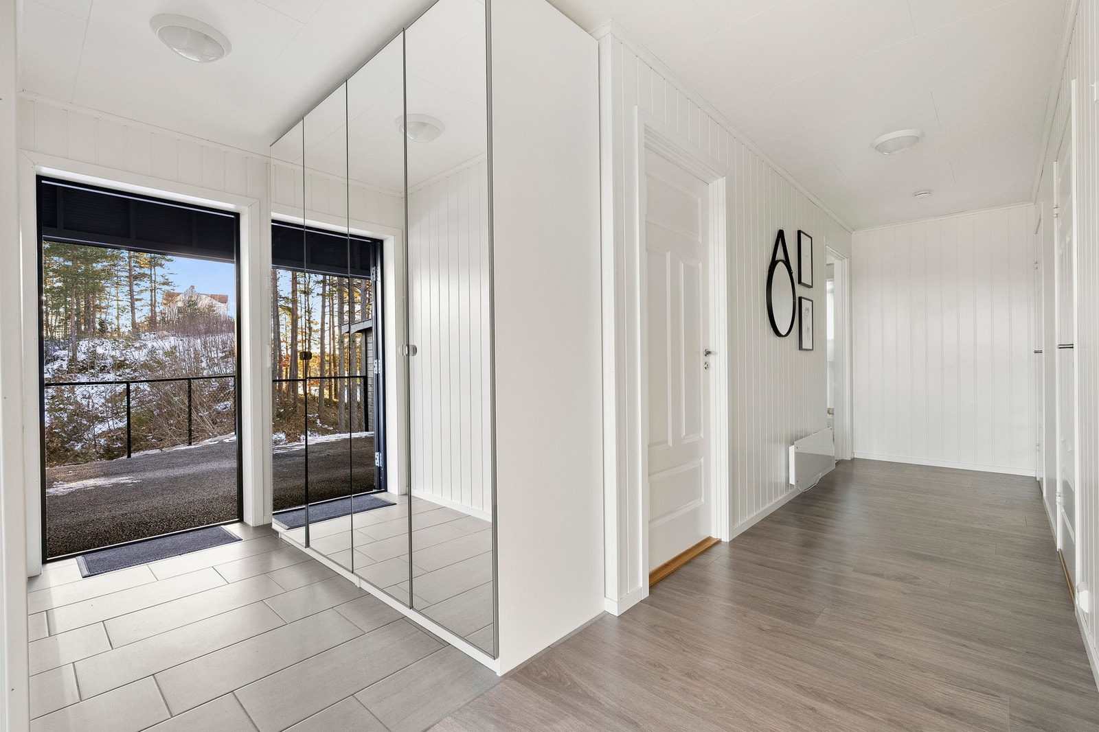 Inngangspartiet er flislagt og har varmekabler. Stor garderobe som gir rikelig med oppbevaring av tøy. Galleribilde