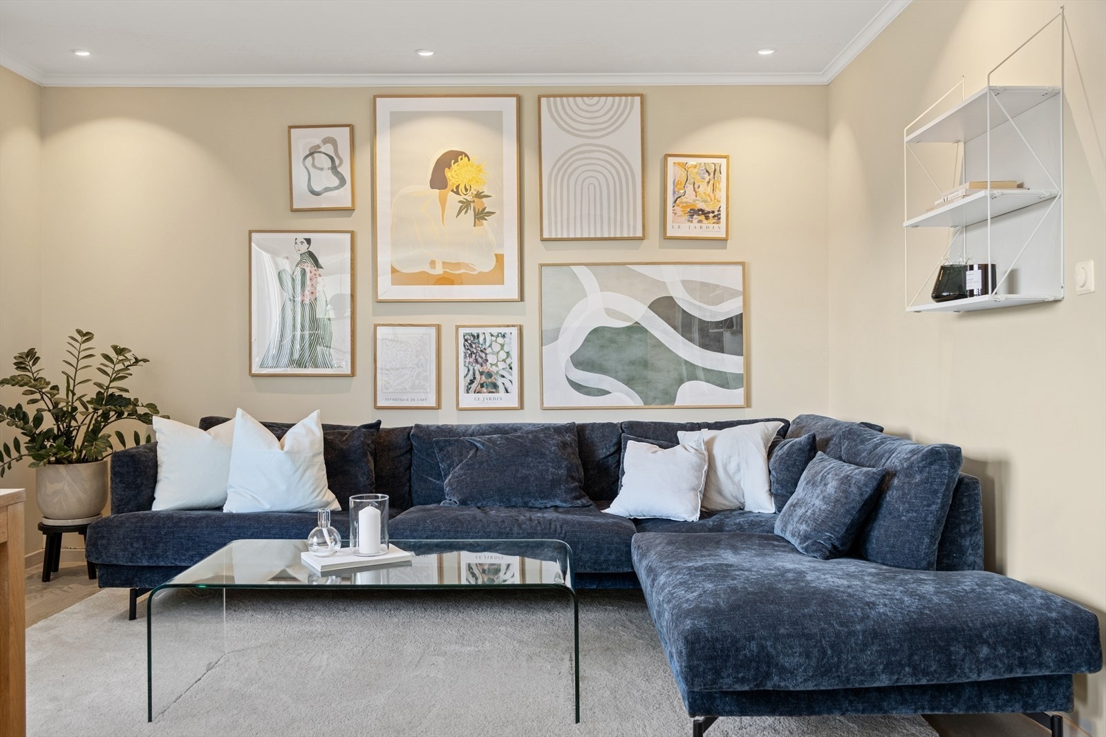 En moderne og romslig selveierleilighet beliggende i et meget populært område! Galleribilde