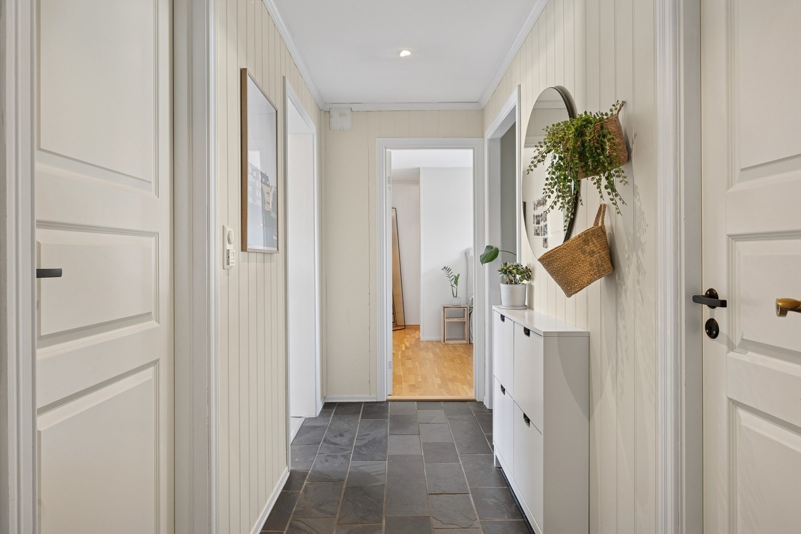 Velkommen inn! I gangen blir du møtt av moderne farger på vegg og praktisk innhuk for oppbevaring av yttertøy og sko Galleribilde