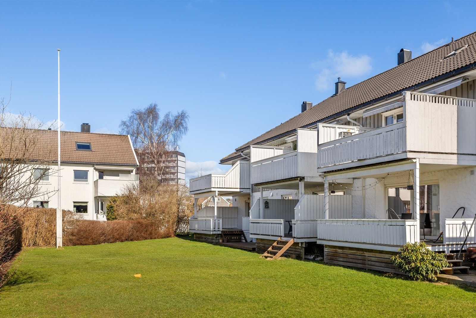 Stor og fin plen tilhørende sameiet. Leiligheten vår ligger på hjørnet i 2. etasje Galleribilde