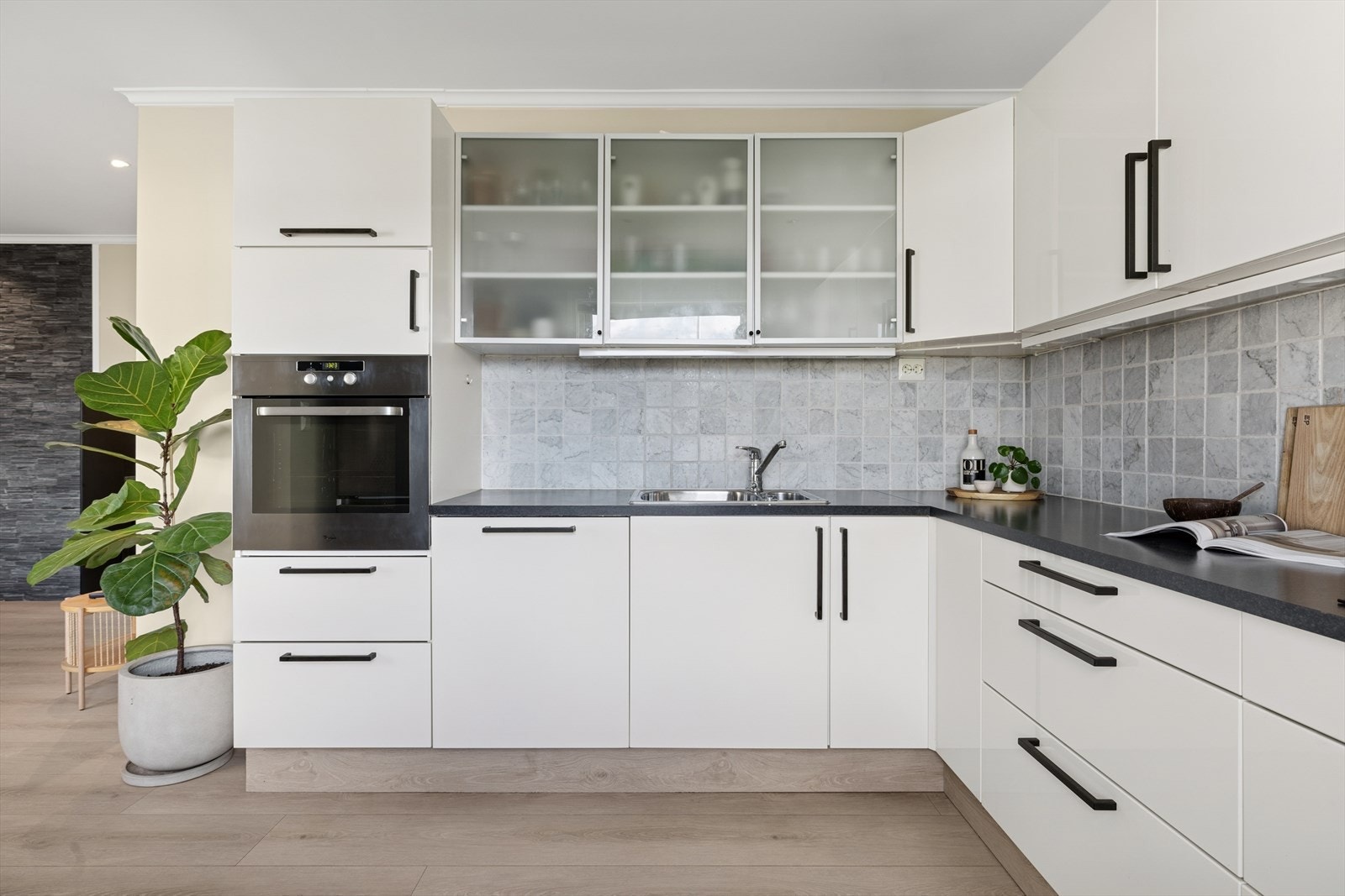 Stekeovn, platetopp og oppvaskmaskin medfølger Galleribilde