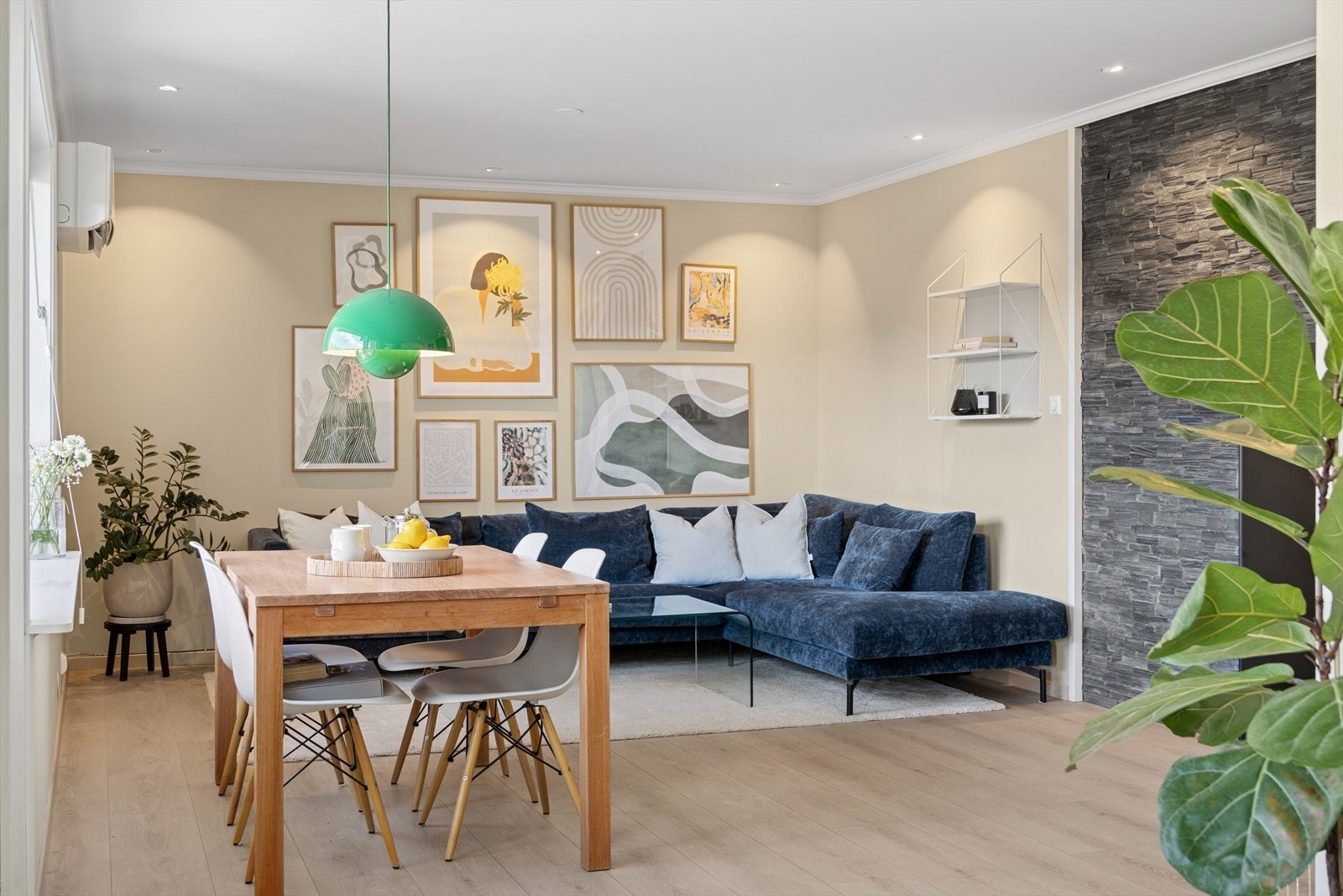 Leiligheten er totalrenovert i 2010, og modernisert de senere år. Med nye spotter i taket, malte vegger/tak og nytt gulv. Galleribilde