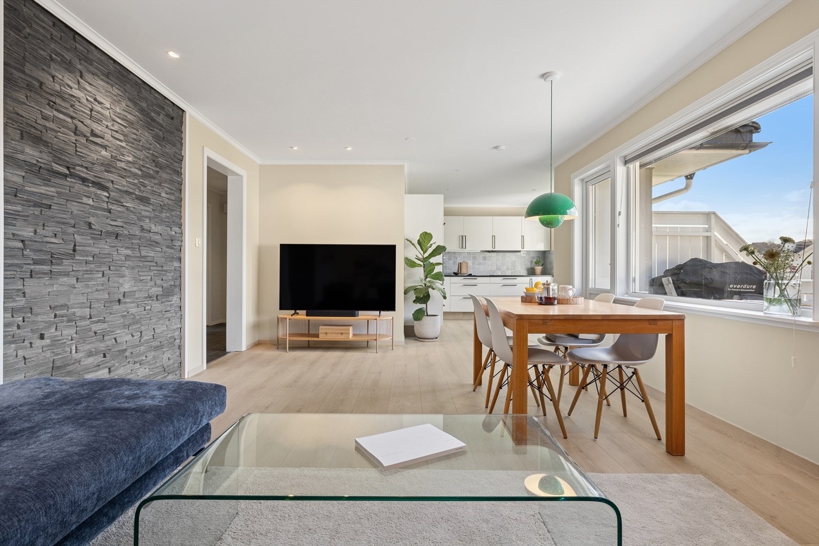 Stuen er lys og fin, med store vindusflater og åpen løsning! Galleribilde