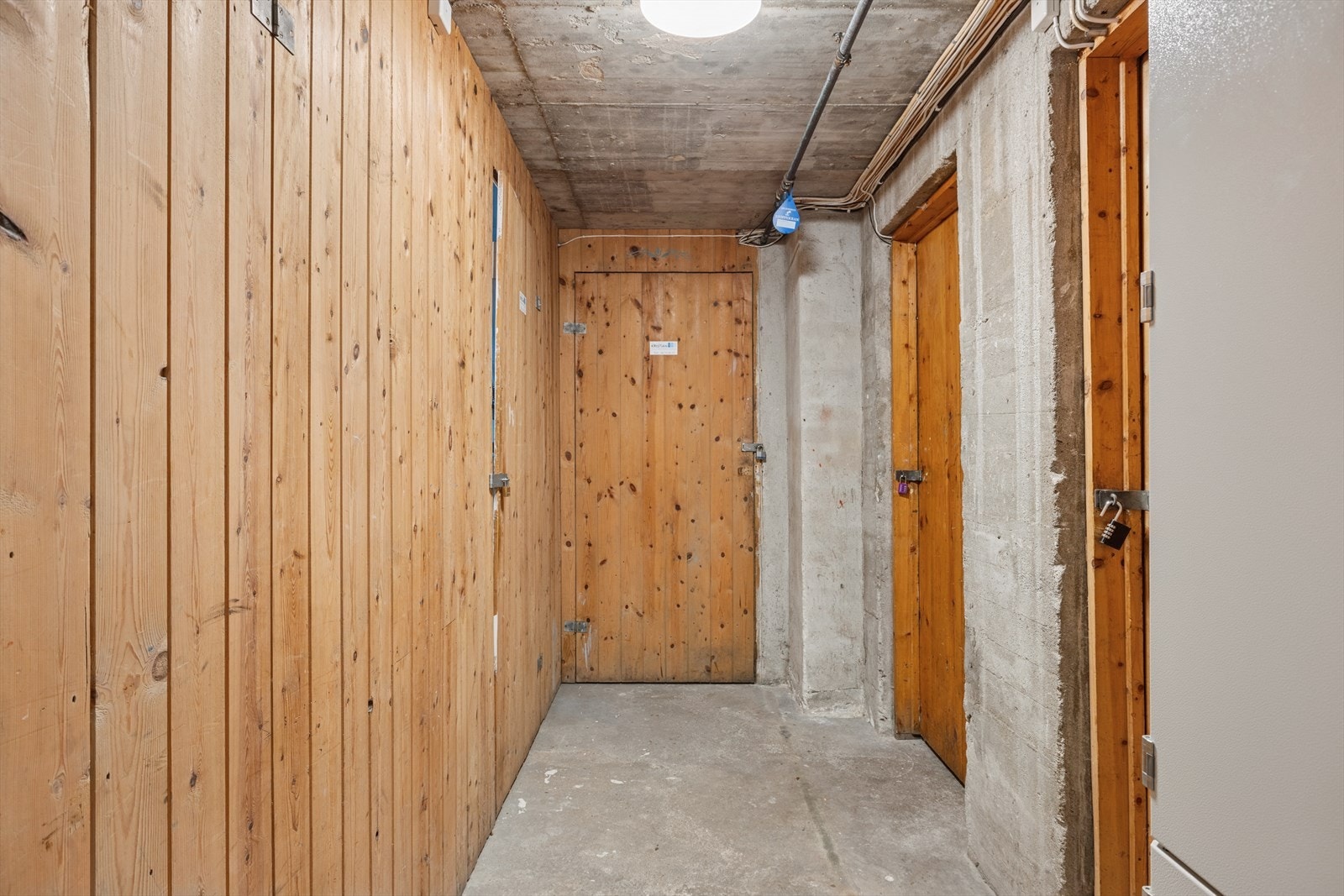 Leiligheten har totalt 3 boder, 2 i kjeller og 1 på loftet, totalt 24 kvm med bodplass! Galleribilde