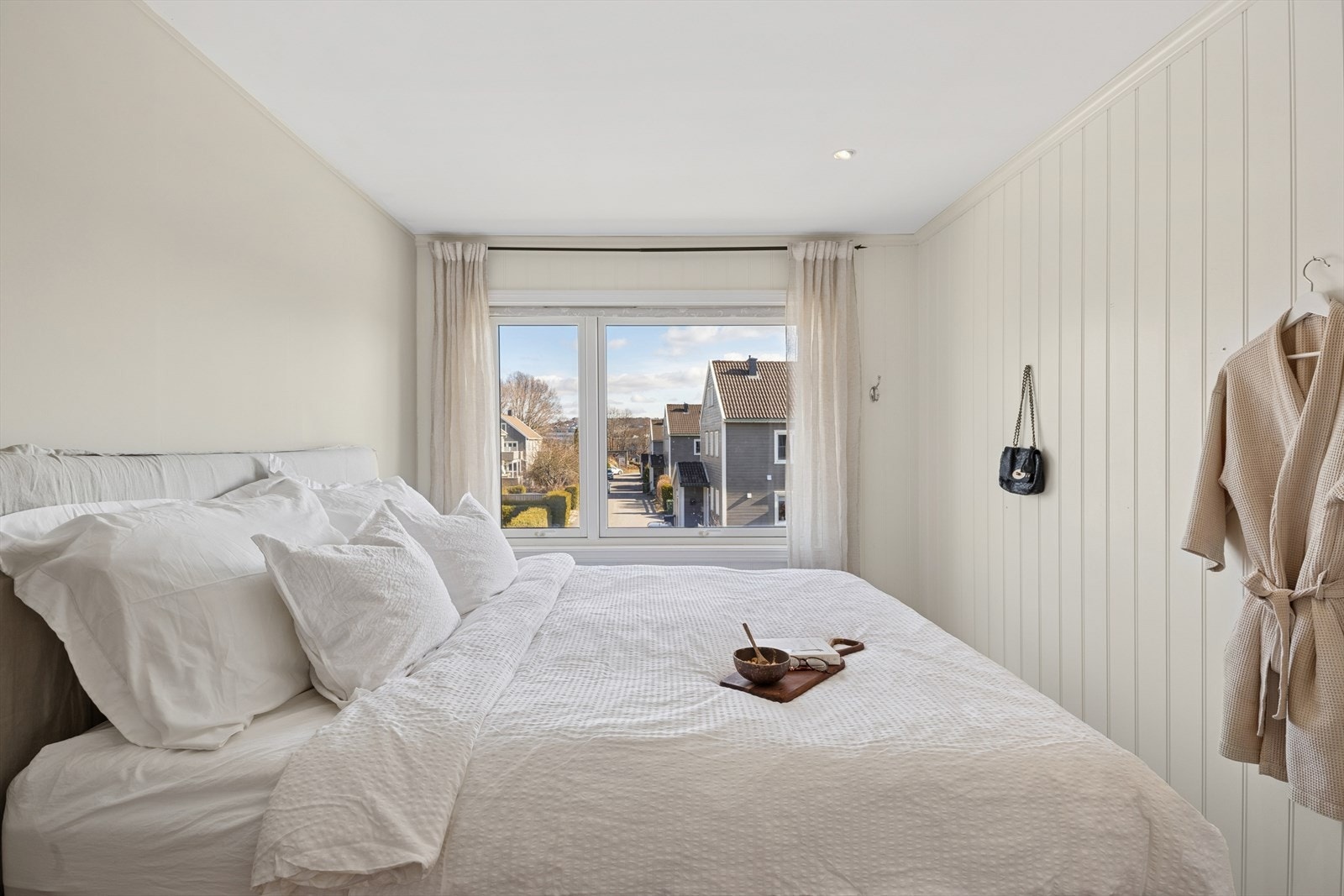 Soverommet er av god størrelse, med praktisk walk-in garderobe bak sengen. Galleribilde