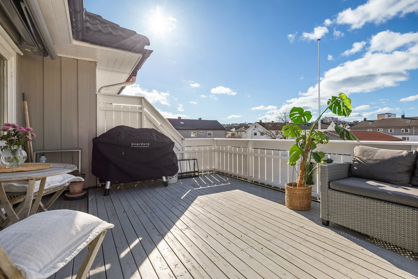 På balkongen kan fine dager nytes fra morgen til kveld! Galleribilde