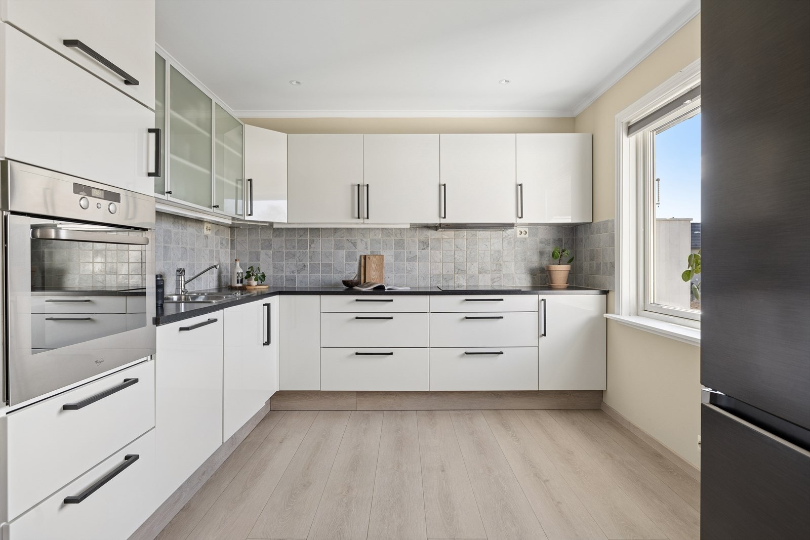 Kjøkkenet er fra 2010, og holder en klassisk og fin stil, med god oppbevaringsplass. Galleribilde