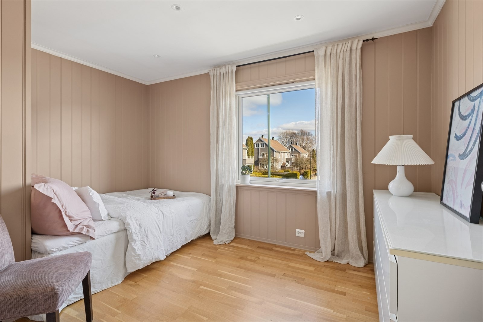 Soverom 2 er også av god størrelse, med plass til både dobbeltseng og garderobeløsning Galleribilde