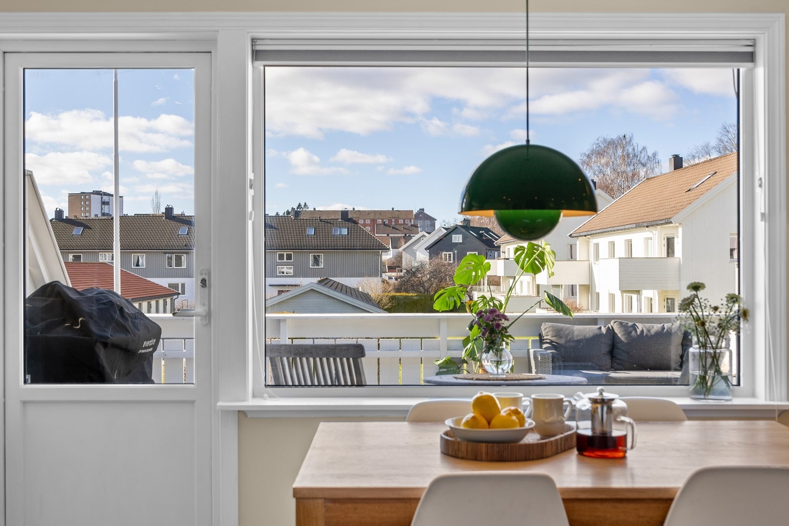 Flott utsikt fra spisestuen, med stor hage på nedsiden Galleribilde