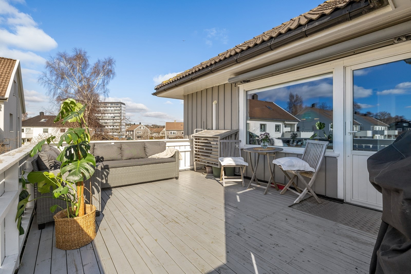 Balkongen har god plass til sittegrupper og annet møblement! Galleribilde