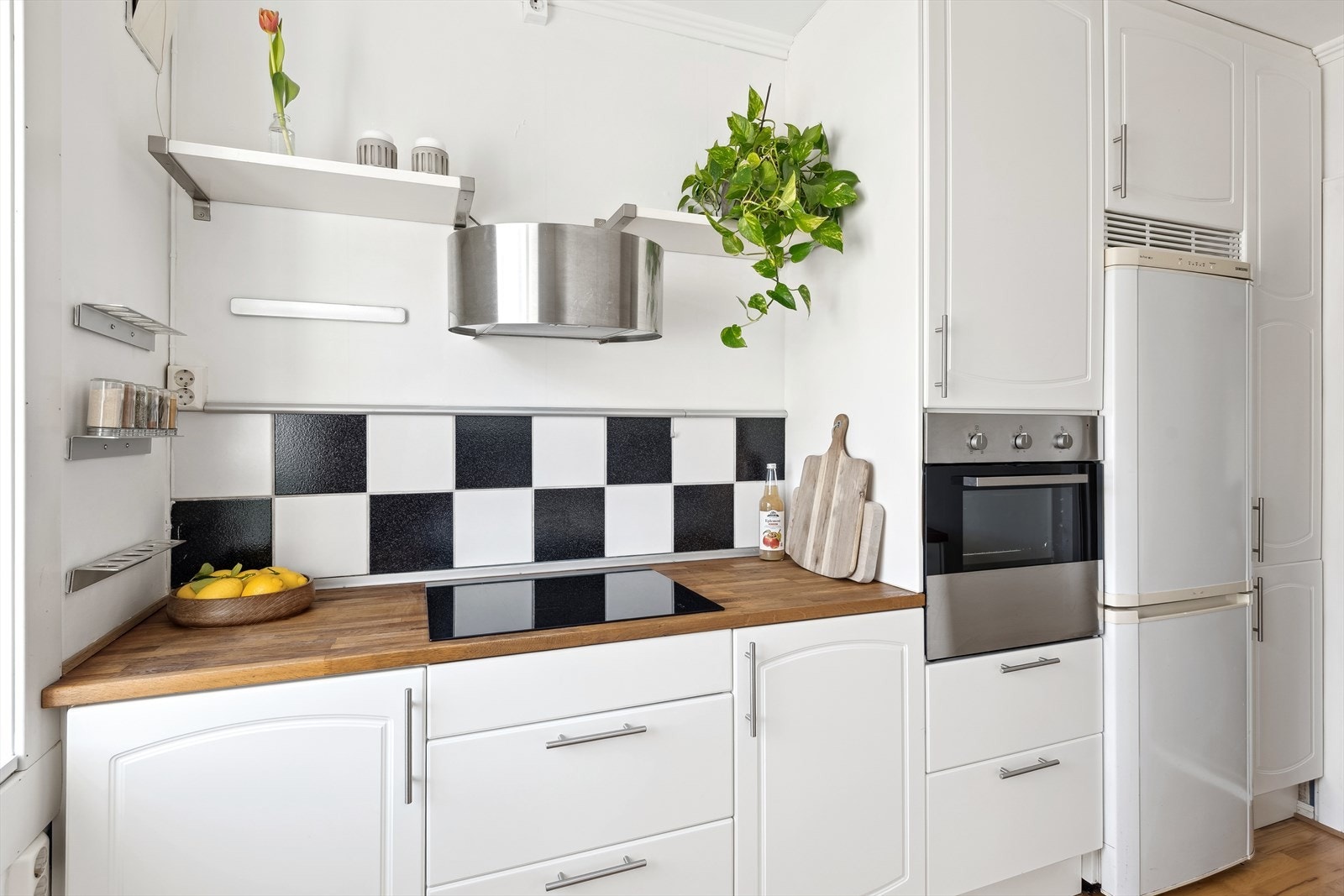 Kjøkkenet har rikelig med skapplass, som gir gode oppbevaringsmuligheter for kjøkkenutstyr og matvarer. Den funksjonelle utformingen gjør det enkelt å holde orden. Galleribilde